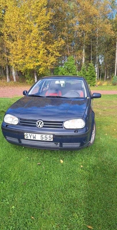 Blå Begagnad 2002 VW Golf IV Basis Halvkombi | 3 000 kr (Superpris) - Bild 1/3