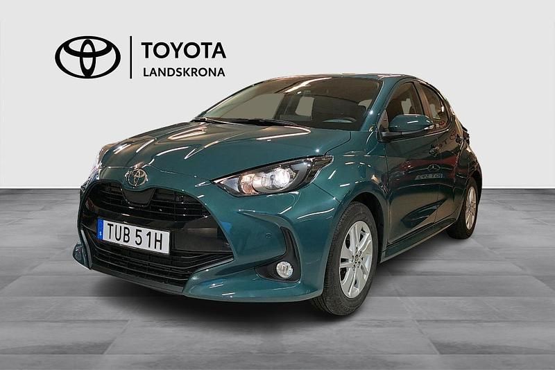 Grön Begagnad 2025 Toyota Yaris Hybrid Active Halvkombi | 244 900 kr (Marknadspris) - Bild 1/4
