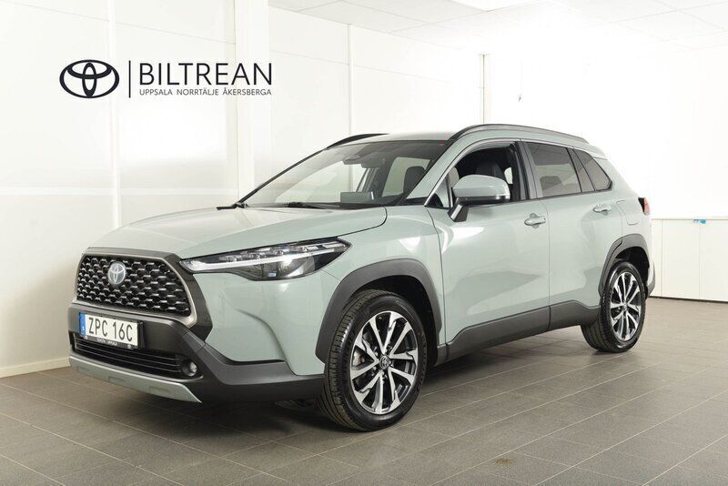 Grön Begagnad 2023 Toyota Corolla Cross Executive SUV | 389 800 kr (Marknadspris) - Bild 1/4
