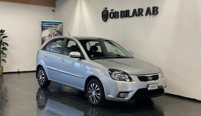 Silver Begagnad 2011 Kia Rio Halvkombi | 39 900 kr - Bild 1/4