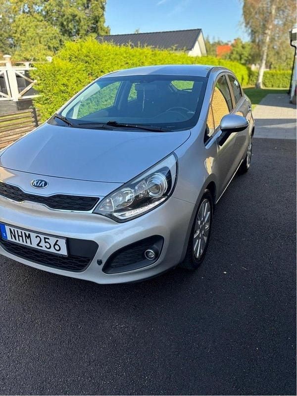 Grå Begagnad 2013 Kia Rio Halvkombi | 54 000 kr (Bra pris) - Bild 1/4