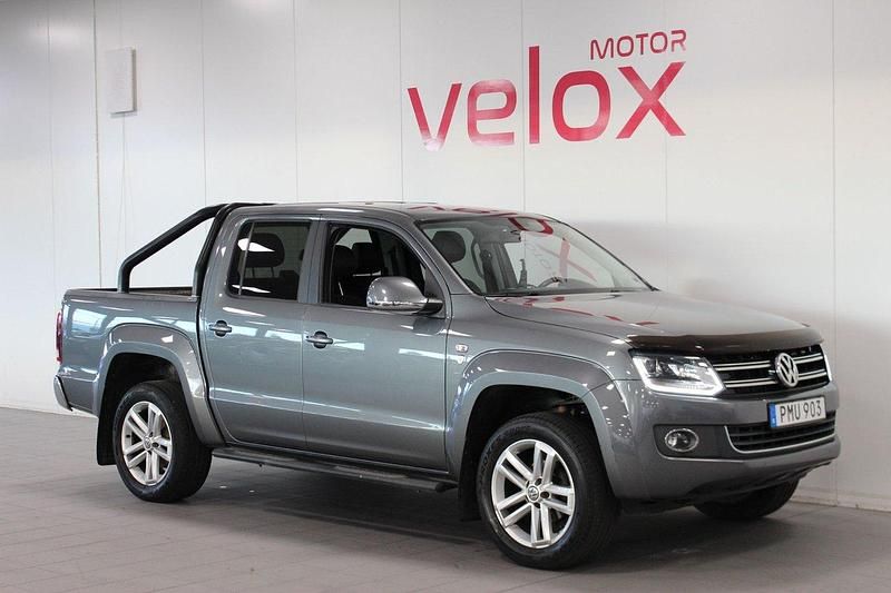 Grå Begagnad 2016 VW Amarok Highline Pickup | 199 900 kr (Marknadspris) - Bild 1/4