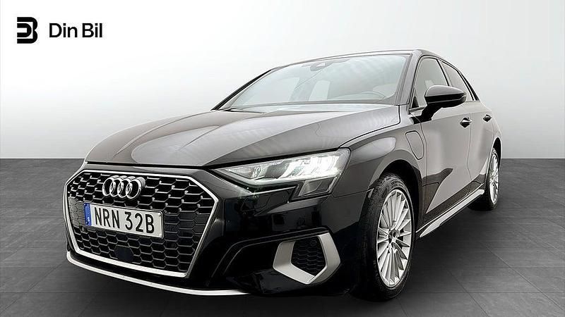Svart Begagnad 2023 Audi A3 e-tron Advanced Plus Halvkombi | 299 000 kr (Marknadspris) - Bild 1/4