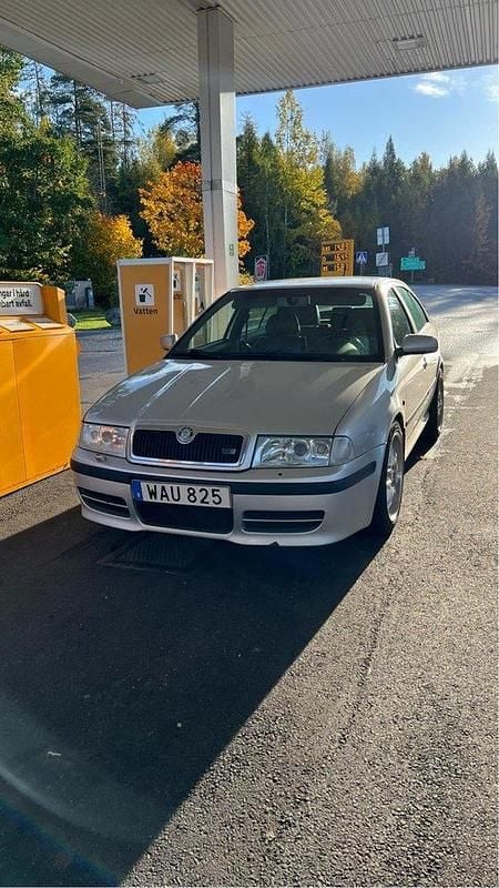 Silver Begagnad 2004 Skoda Octavia Tour Halvkombi | 18 000 kr (Marknadspris) - Bild 1/4