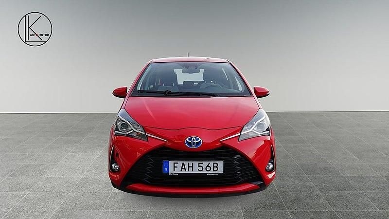 Begagnad Toyota Yaris Hybrid Active 101 HK (74 kW) 2019 Röd Halvkombi
