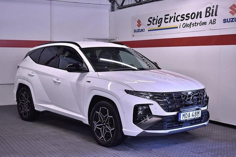 Vit Begagnad 2023 Hyundai Tucson N Line SUV | 344 500 kr (Marknadspris) - Bild 1/4