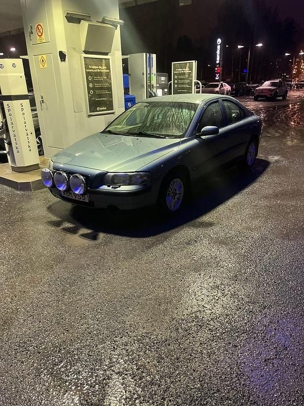 Begagnad 2004 Volvo S60 Sedan | 27 000 kr (Marknadspris) - Bild 1/3