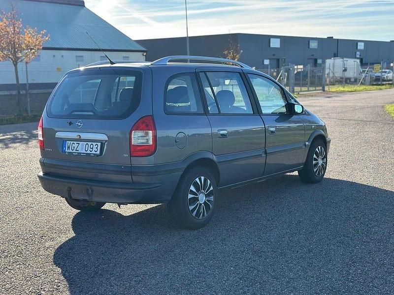 Begagnad Opel Zafira 125 HK (91 kW) 2005 Grå Minibuss