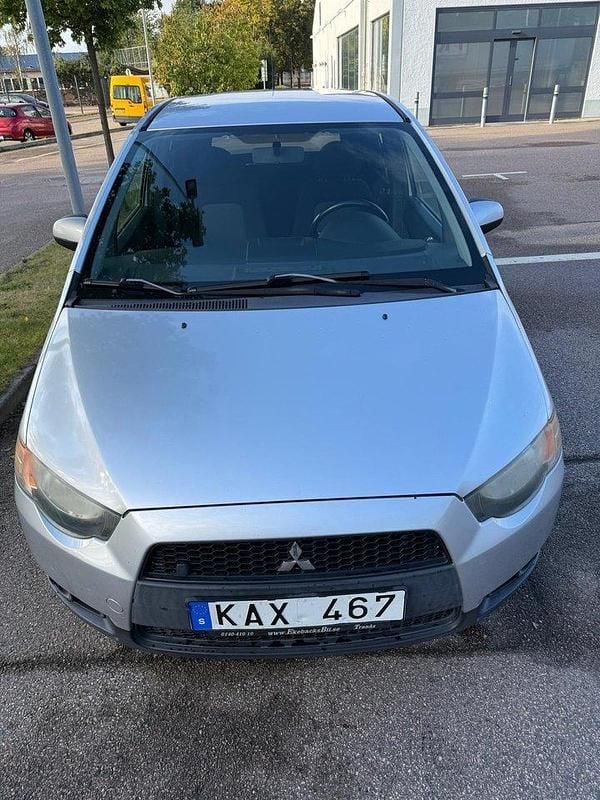 Silver Begagnad 2010 Mitsubishi Colt Halvkombi | 42 900 kr (Marknadspris) - Bild 1/4