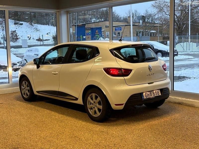 Begagnad Renault Clio IV Expression 73 HK (53 kW) 2016 Vit Halvkombi