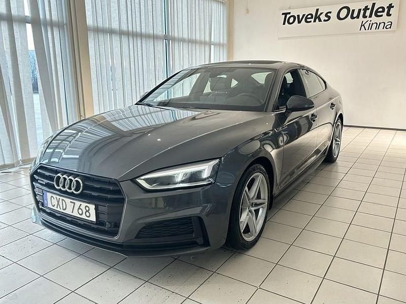 Grå Begagnad 2018 Audi A5 Sportback Halvkombi | 249 900 kr (Marknadspris) - Bild 1/4