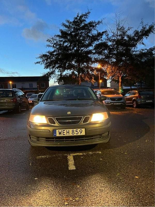 Brun Begagnad 2005 Saab 9-3 Sedan | 23 500 kr (Superpris) - Bild 1/4