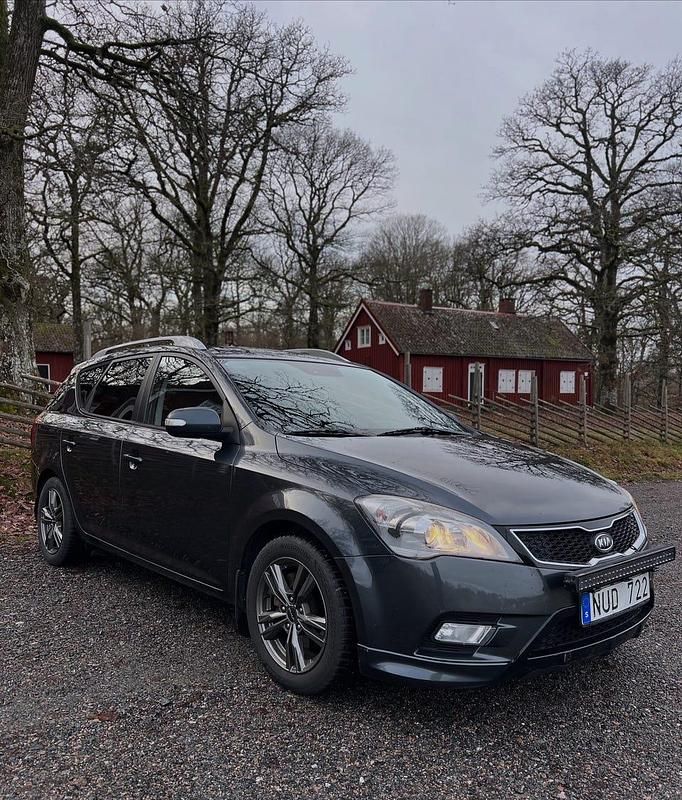Antracit Begagnad 2012 Kia Ceed Sportswagon Premium Kombi | 55 000 kr (Marknadspris) - Bild 1/4