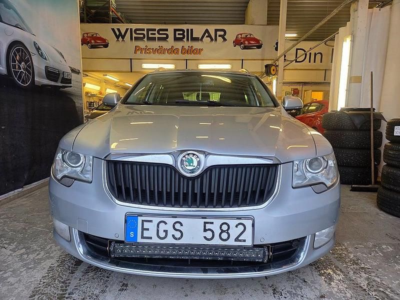 Begagnad Skoda Superb Elegance 140 HK (102 kW) 2012 Silver Kombi