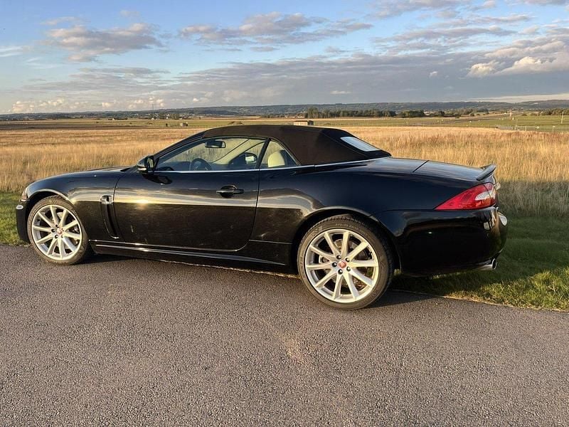Svart Begagnad 2011 Jaguar XK Cab | 379 000 kr - Bild 1/4