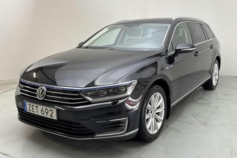 Svart Begagnad 2018 VW Passat Business | 169 000 kr - Bild 1/4