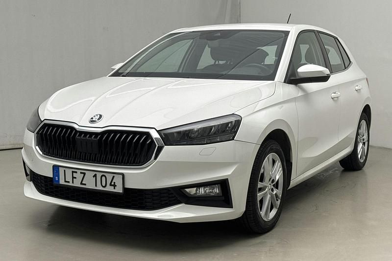 Vit Begagnad 2022 Skoda Fabia | 139 000 kr - Bild 1/4