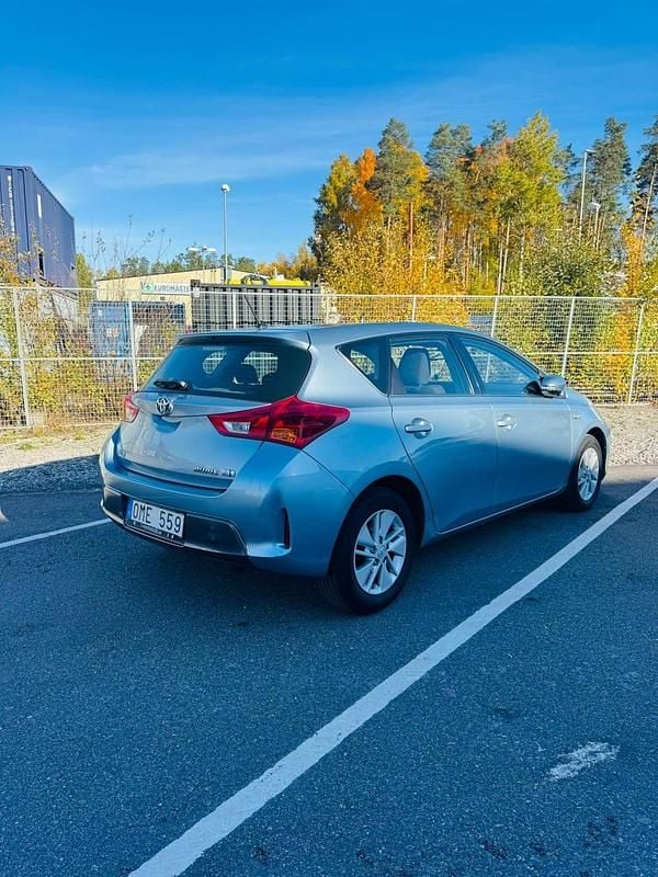 Begagnad 2013 Toyota Auris Hybrid Halvkombi | 86 000 kr (Marknadspris) - Bild 1/4