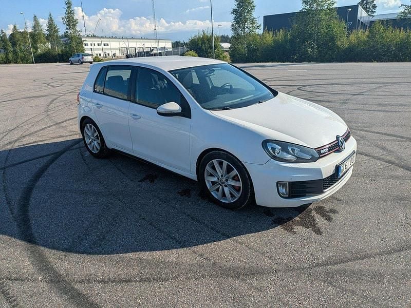 Vit Begagnad 2010 VW Golf VI GTD Halvkombi | 50 000 kr (Marknadspris) - Bild 1/4