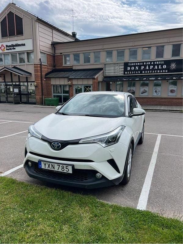 Vit Begagnad 2017 Toyota C-HR Active SUV | 165 000 kr (Marknadspris) - Bild 1/4
