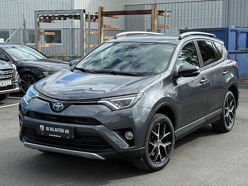 Mörkgrå (grå) Begagnad 2016 Toyota RAV4 Hybrid Active SUV | 214 700 kr (Marknadspris) - Bild 1/4
