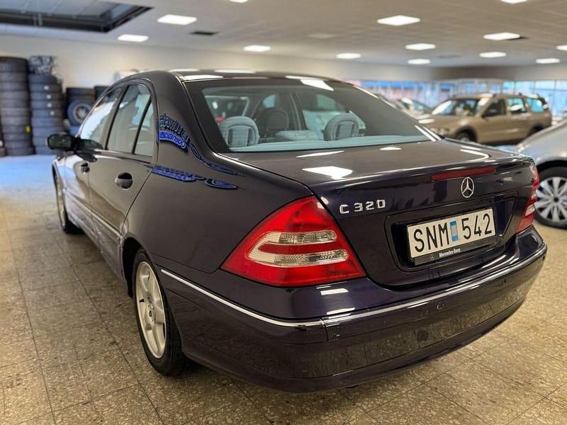 Begagnad Mercedes C320 Avantgarde 218 HK (160 kW) 2002 Mörkblå (blå) Sedan