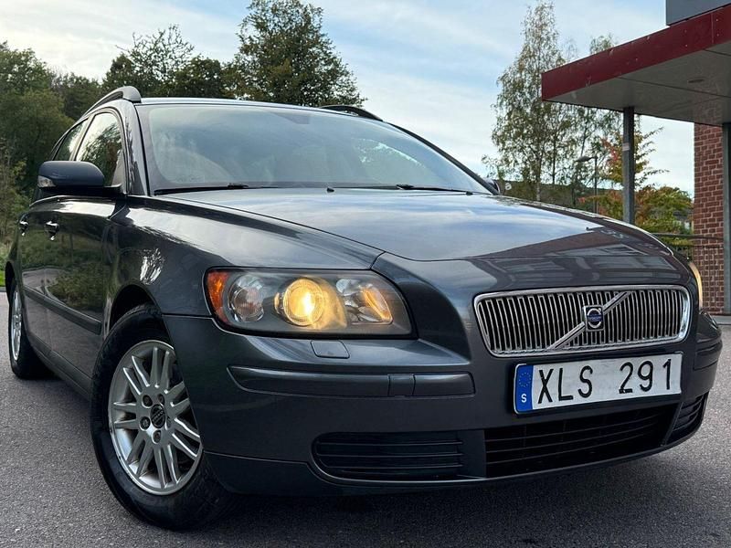 Grå Begagnad 2005 Volvo V50 Kombi | 17 900 kr (Marknadspris) - Bild 1/4