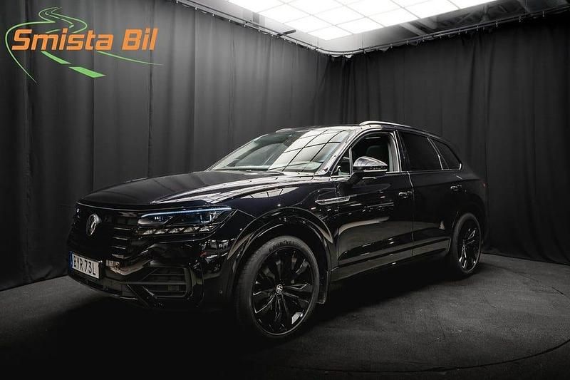 Svart Begagnad 2021 VW Touareg R-line SUV | 569 900 kr (Marknadspris) - Bild 1/4
