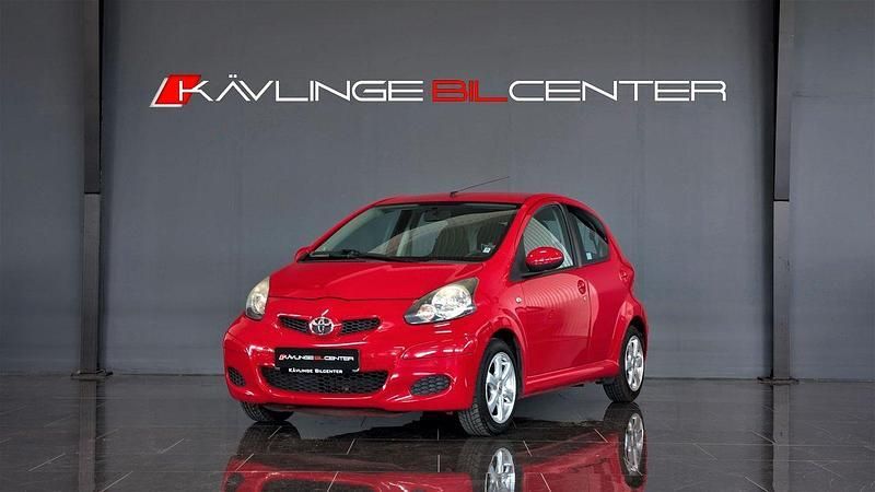 Röd Begagnad 2010 Toyota Aygo Halvkombi | 64 900 kr (Marknadspris) - Bild 1/4