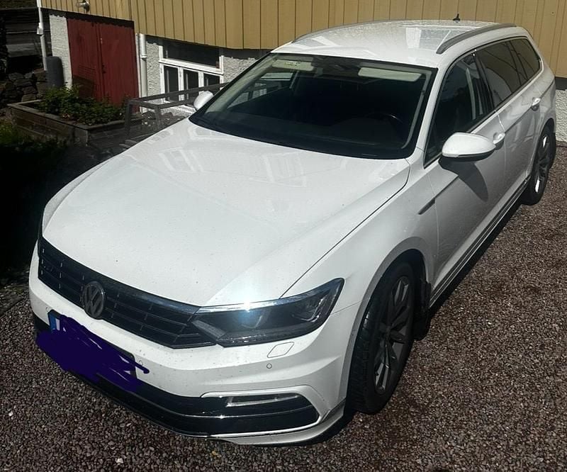 Vit Begagnad 2017 VW Passat R-line Kombi | 182 900 kr (Bra pris) - Bild 1/2