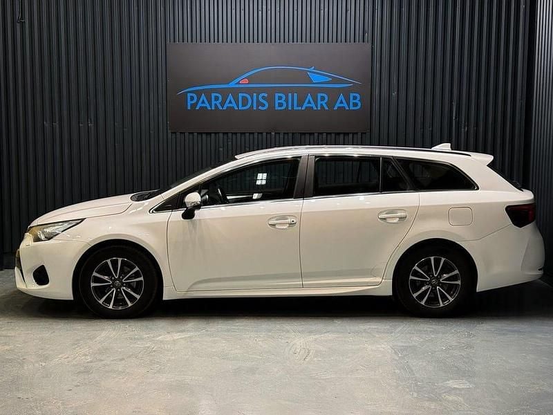Begagnad Toyota Avensis Multidrive S 152 HK (111 kW) 2017 Vit Kombi