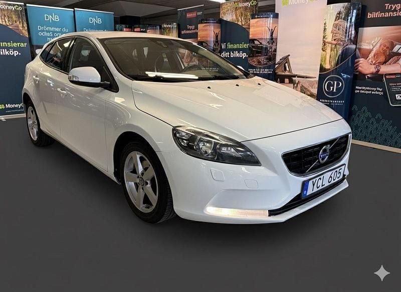 Vit Begagnad 2016 Volvo V40 Kinetic Kombi | 89 900 kr (Bra pris) - Bild 1/4