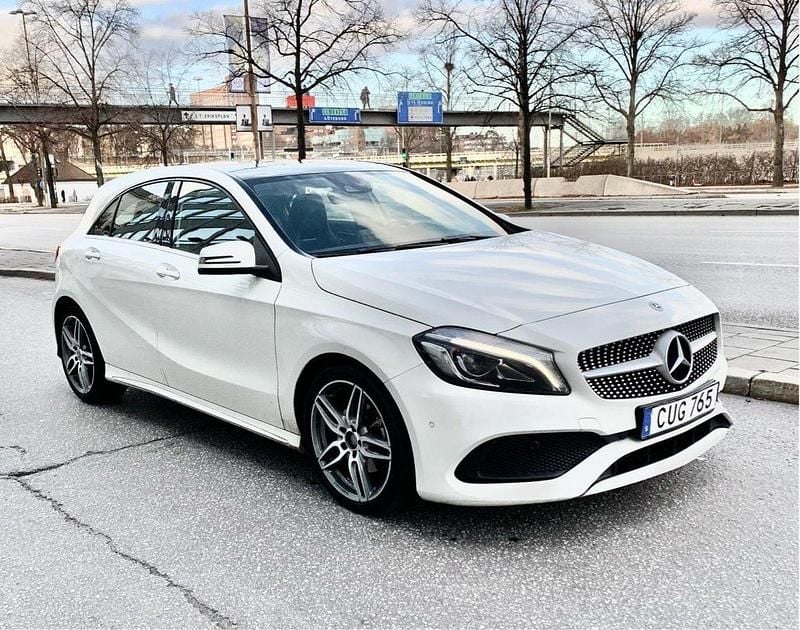 Vit Begagnad 2018 Mercedes A180 AMG Halvkombi | 210 000 kr (Marknadspris) - Bild 1/4