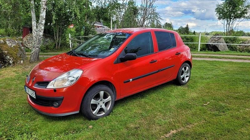 Röd Begagnad 2006 Renault Clio R.S. Halvkombi | 14 000 kr (Bra pris) - Bild 1/4