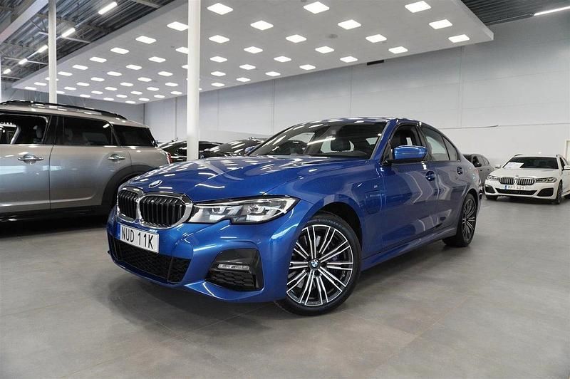 Blå Begagnad 2019 BMW 330e M Sport Sedan | 304 900 kr (Lite dyr) - Bild 1/4