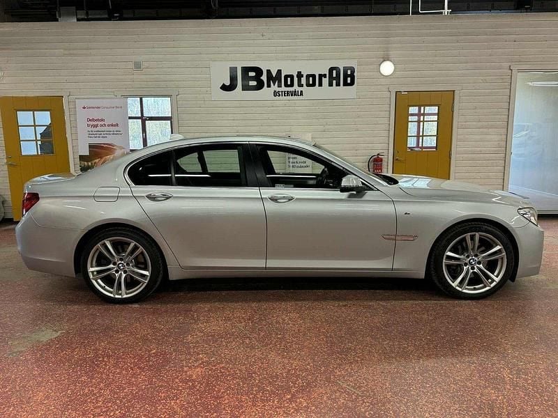 Silver Begagnad 2015 BMW 730 M Sport Sedan | 289 900 kr (Marknadspris) - Bild 1/4