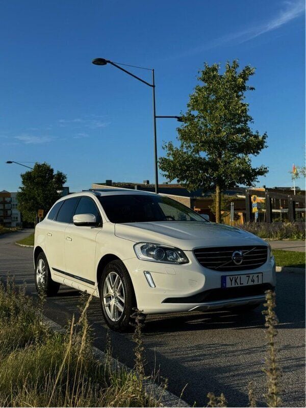 Vit Begagnad 2017 Volvo XC60 Standard SUV | 225 000 kr (Bra pris) - Bild 1/4