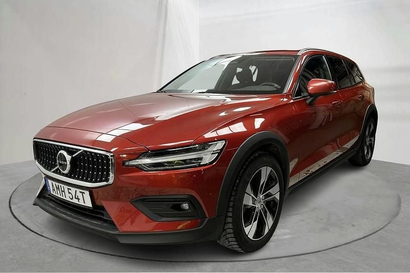Röd Begagnad 2024 Volvo V60 CC Core Kombi | 324 900 kr (Bra pris) - Bild 1/4