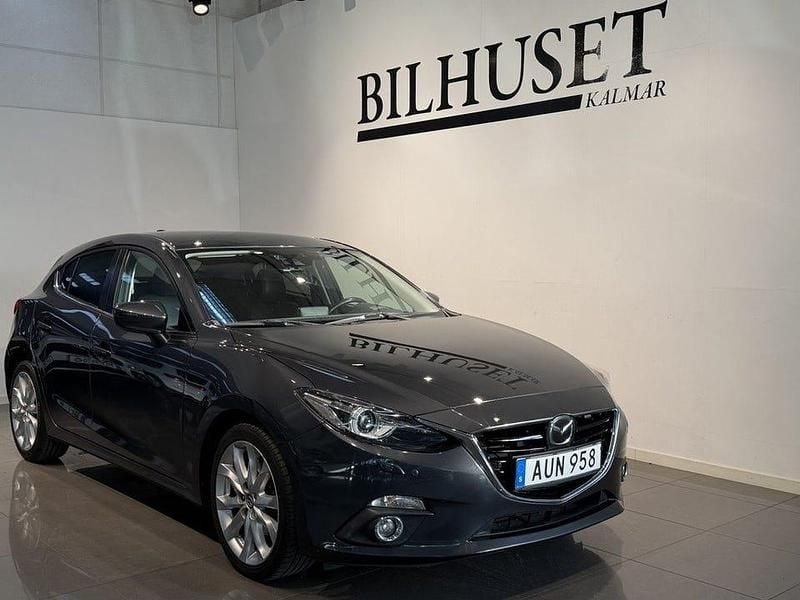 Grå Begagnad 2015 Mazda 3 Inclusive Halvkombi | 109 900 kr (Marknadspris) - Bild 1/4
