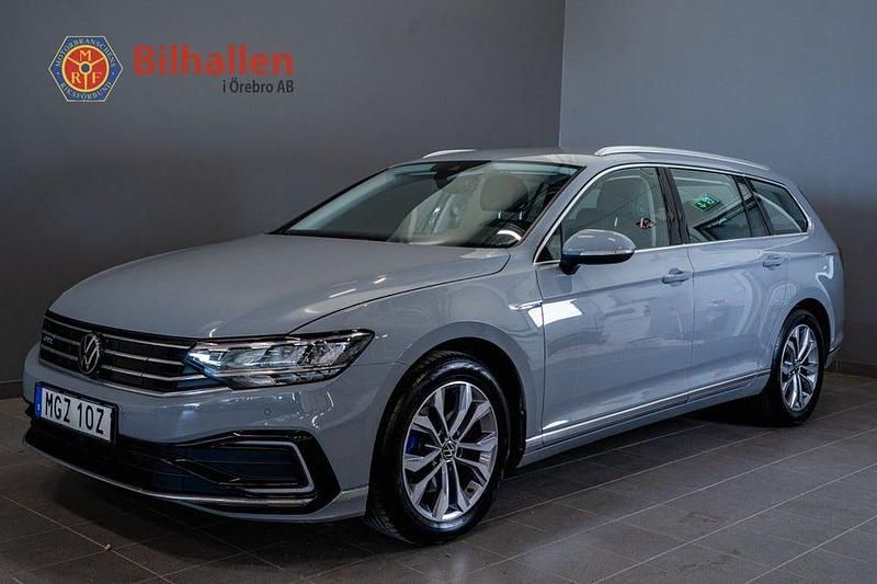 Grå Begagnad 2022 VW Passat GTE Kombi | 269 900 kr (Marknadspris) - Bild 1/4