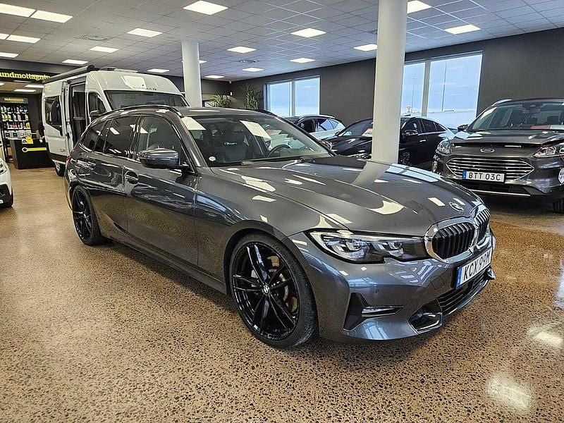 Grå Begagnad 2020 BMW 330e Sport Line Kombi | 299 900 kr (Marknadspris) - Bild 1/4