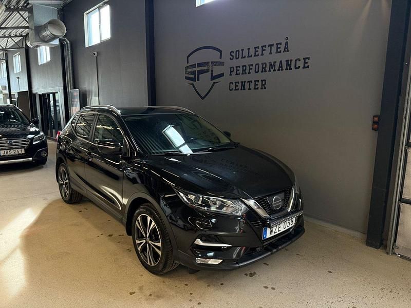 Röd (svart) Begagnad 2017 Nissan Qashqai SUV | 159 900 kr (Marknadspris) - Bild 1/4