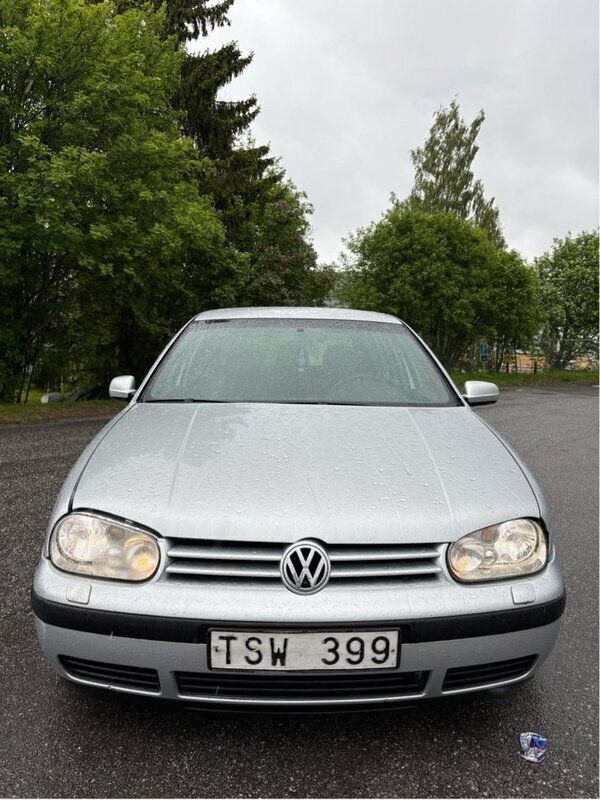 Silver Begagnad 2003 VW Golf IV Trendline Halvkombi | 12 000 kr (Marknadspris) - Bild 1/4