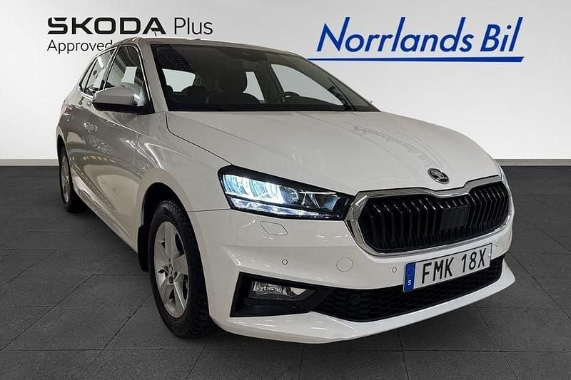 Vit (candy white) Begagnad 2023 Skoda Fabia Halvkombi | 219 000 kr (Marknadspris) - Bild 1/4