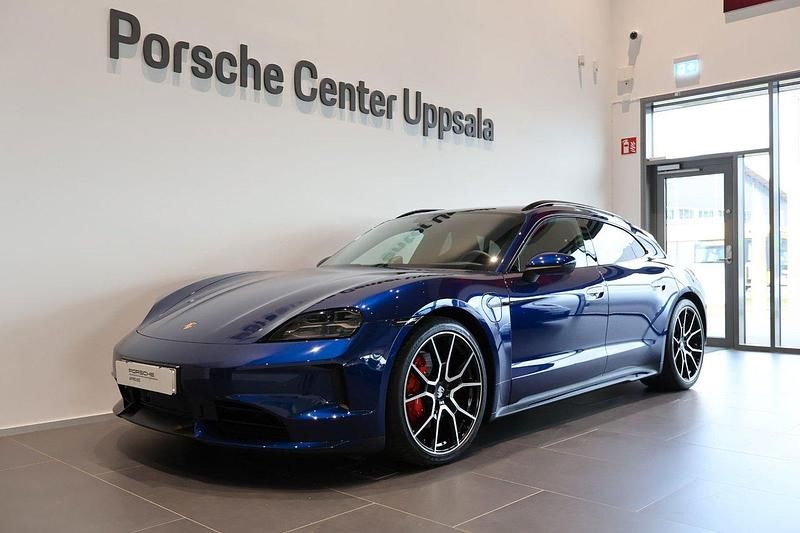Mörkblå (gentian blue metallic) Ny 2024 Porsche Taycan 4S Sedan | 1 378 230 kr - Bild 1/4