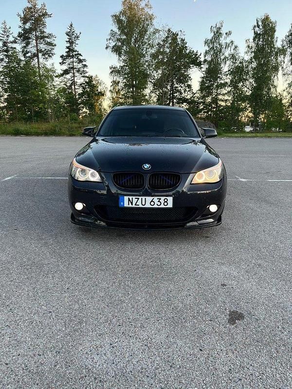 Svart Begagnad 2010 BMW 520 M Sport Sedan | 99 000 kr (Marknadspris) - Bild 1/4