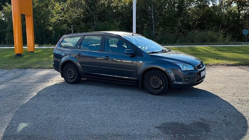 Grå Begagnad 2006 Ford Focus Kombi | 19 800 kr (Marknadspris) - Bild 1/4