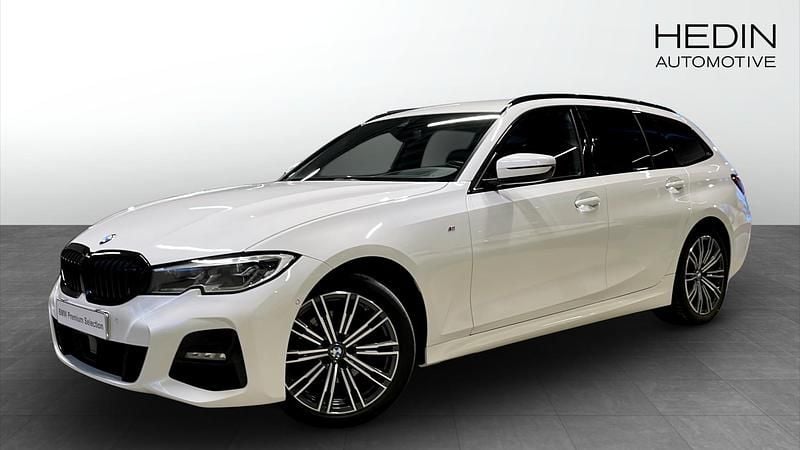 Vit Begagnad 2021 BMW 320e M Sport Kombi | 319 700 kr - Bild 1/4