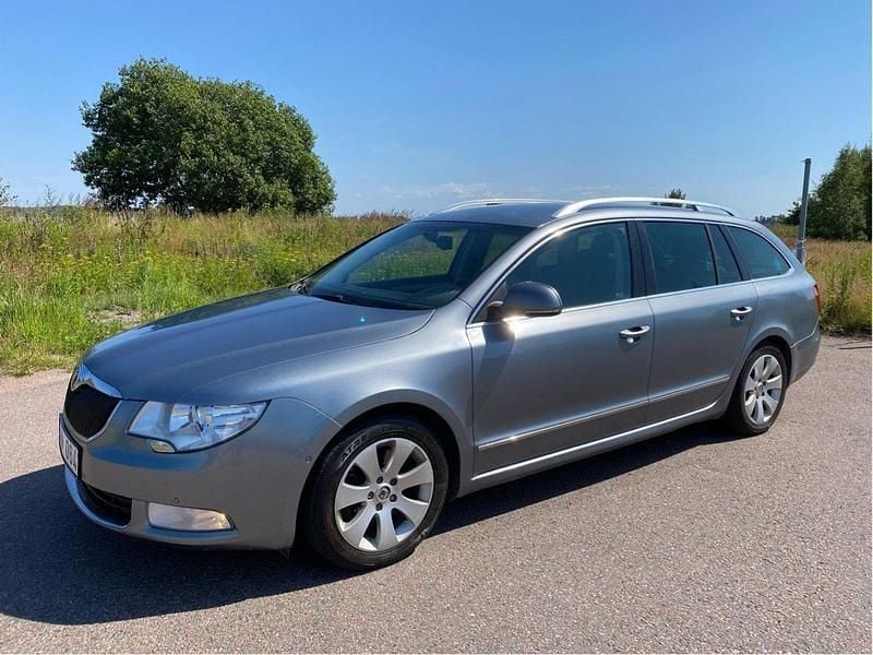 Silver Begagnad 2011 Skoda Superb Kombi | 32 900 kr (Bra pris) - Bild 1/4