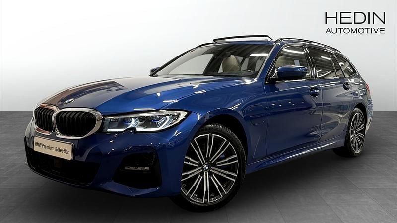 Begagnad 2021 BMW 330e M Sport Kombi | 358 700 kr (Lite dyr) - Bild 1/4